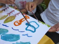 Kinderhände beim Malen