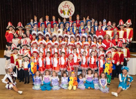 Gruppenbild vieler Kinder in Gardeuniform