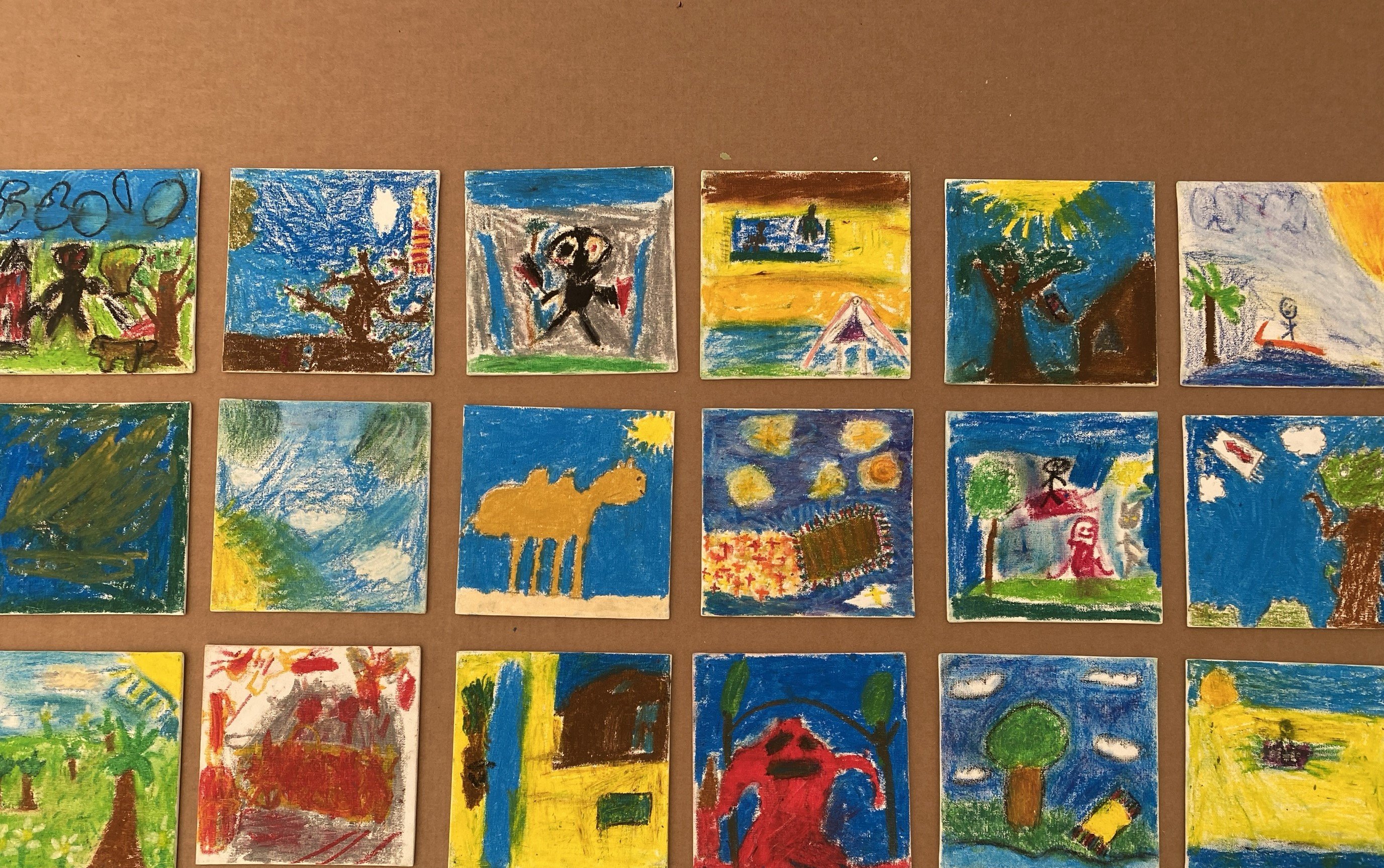 Von Schüler*innen bemalte Kacheln.