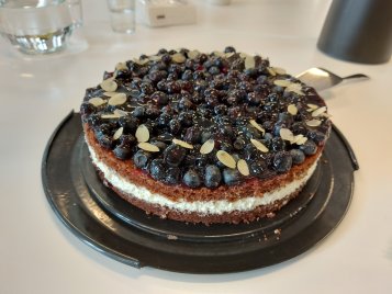 Eine Torte mit Blaubeeren