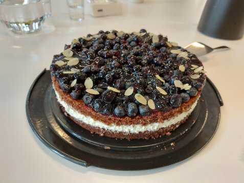 Eine Torte mit Blaubeeren