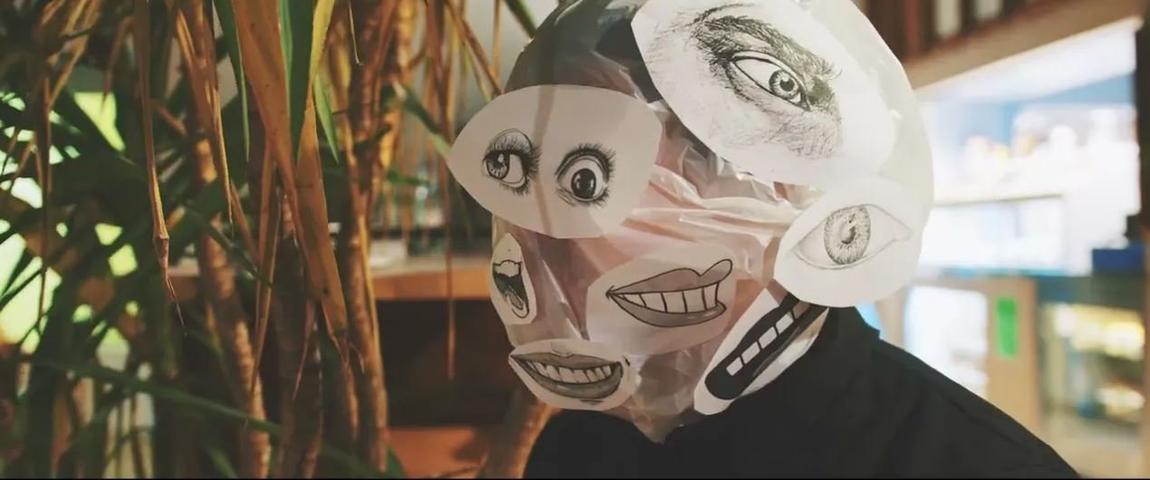 Ein Kopf mit aufgeklebten Mündern und Augen