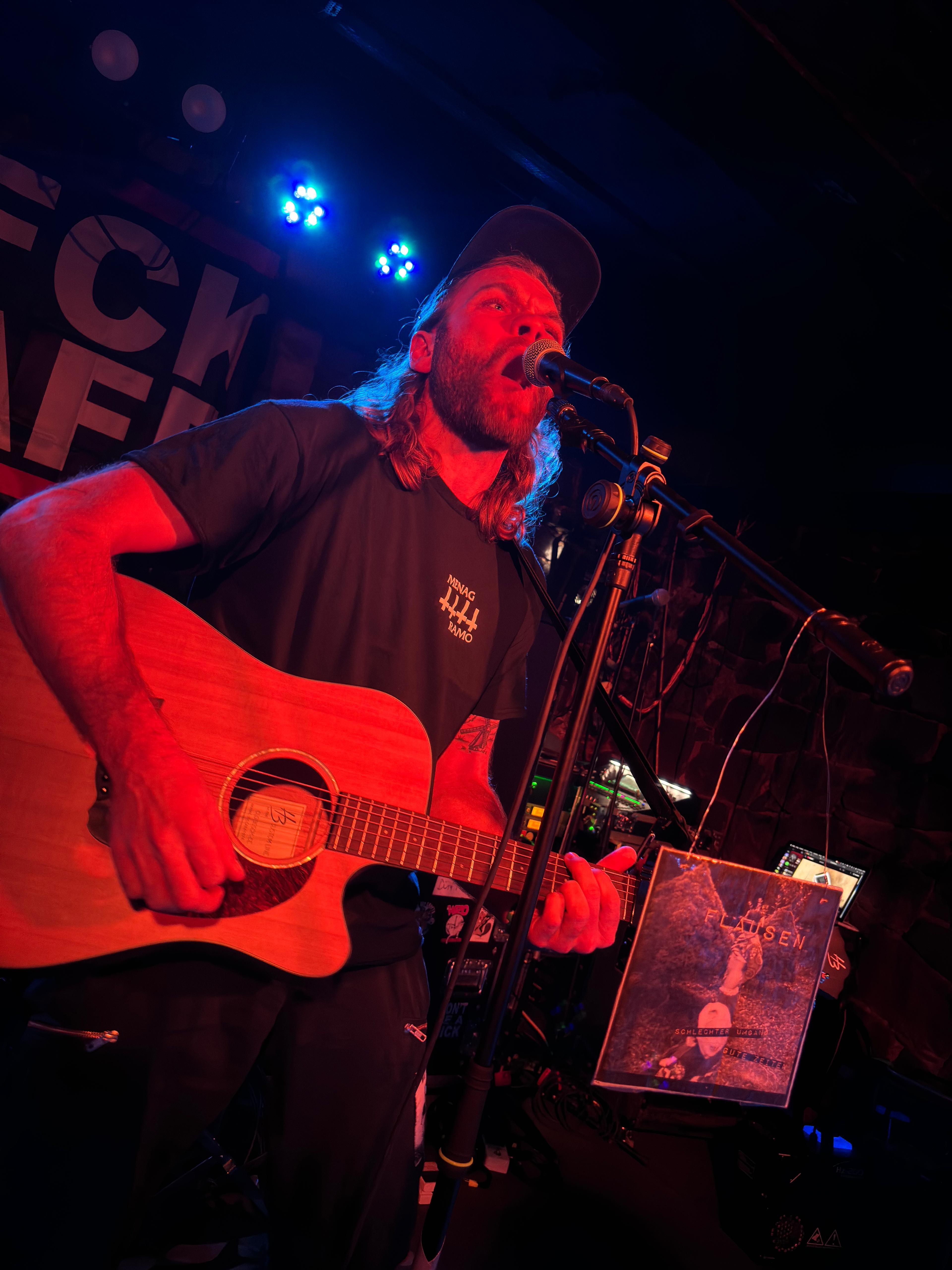 ein Mann, eine Gitarre, ein Mikrofon