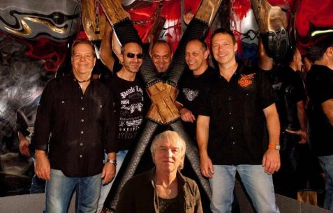 6 Männer stehen vor einer Wand