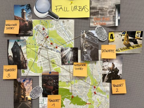 Mindmap zum Kriminalfall Urbas mit Stadtplan, Fotos möglicher Tatorte, Fundorte und Tatwaffe, verbunden durch Schnüre.