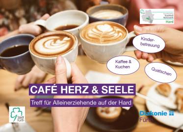 Mehrere Hände halten Tassen mit Kaffee und Latte Art, Textfelder mit 'Kinderbetreuung', 'Kaffee & Kuchen', 'Quatschen', darunter Schriftzug 'CAFÉ HERZ & SEELE Treff für Alleinerziehende auf der Hard'.