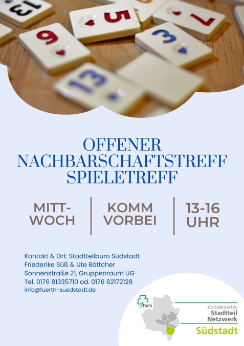 Mehrere Spielsteine mit Zahlen und Herzsymbolen liegen auf einem Holztisch, darunter sind die Zahlen 5, 7, 9 und 13 sichtbar