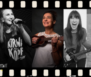 Collage im Filmstreifen-Design zeigt drei Musikerinnen: eine singt in ein Mikrofon, eine spielt Ukulele und eine spielt lachend E-Gitarre.