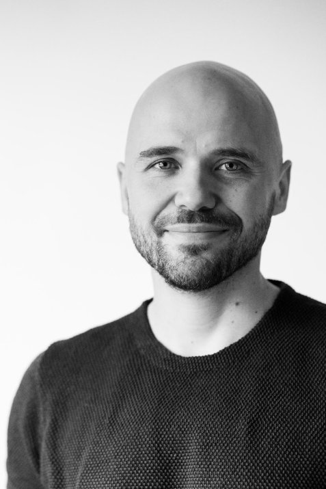 Ortraitbild des Tenor und Pianist Aco Bišćević