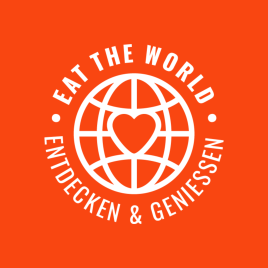Weißes stilisiertes Globussymbol mit Herz in der Mitte auf orangefarbenem Hintergrund, umgeben von dem Text 'EAT THE WORLD ENTDECKEN & GENIESSEN'