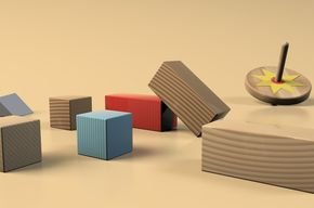 Mehrere unterschiedlich große und geformte Holzbausteine sowie ein Kreisel auf hellem Untergrund