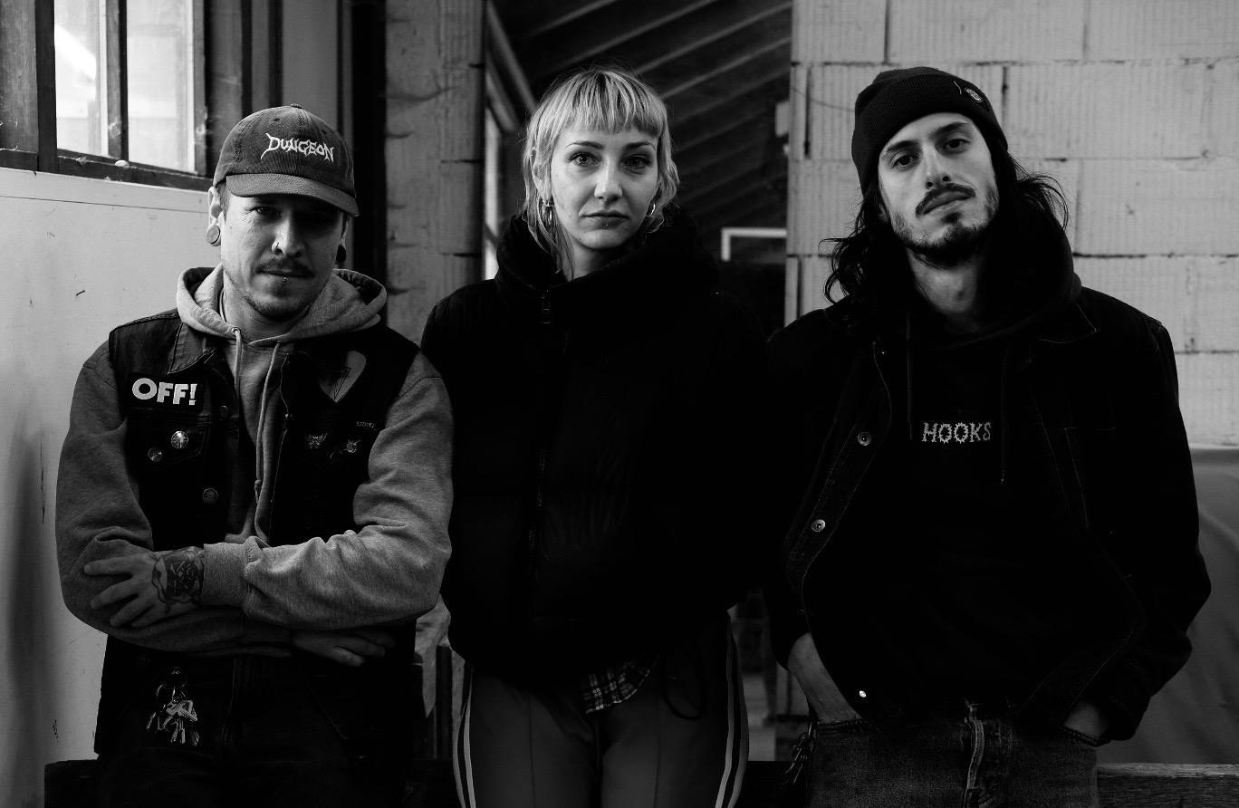 1 Frau und 2 Männer in einer Werkstatt