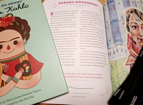 Aufgeschlagenes Buch mit einer illustrierten Frau in traditioneller Kleidung auf der linken Seite und einem Text über Robaba Mohammadi auf der rechten Seite.