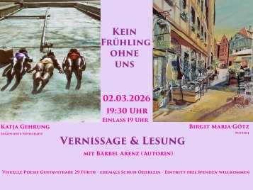 Links drei Personen auf einer Betonfläche, rechts eine Straßenszene mit Tischen vor einem gelben Gebäude, mittig Text zu einer Vernissage und Lesung am 02.03.2026 um 19:30 Uhr mit Katja Gehrung und Birgit Maria Götz
