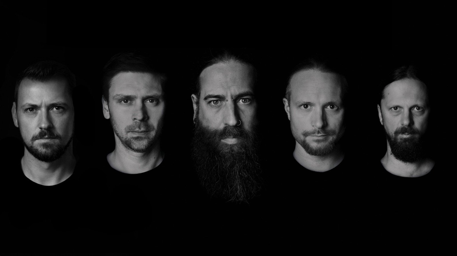 5 Männer vor schwarzem Hintergrund