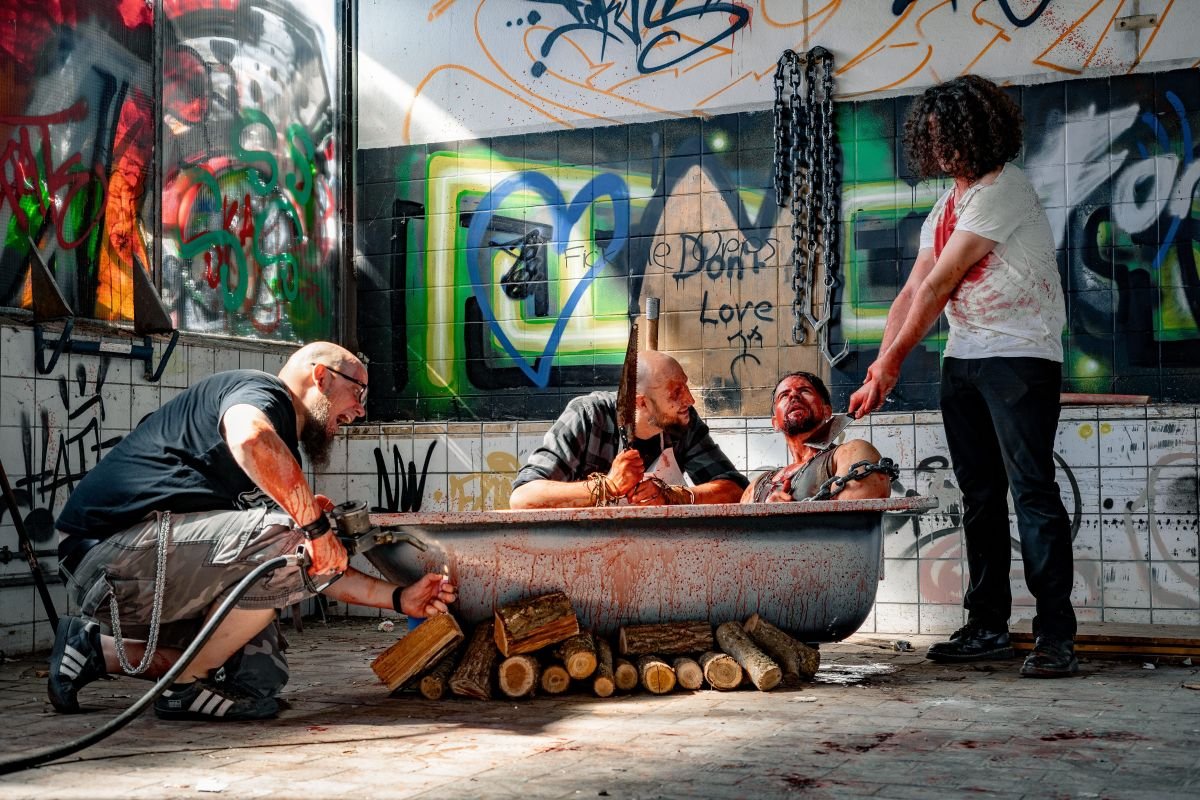 4 Männer in einer verlassenen Fabrik