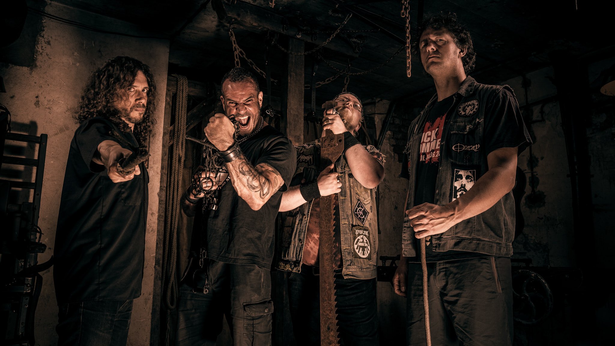 4 Männer in einer verlassenen Fabrik