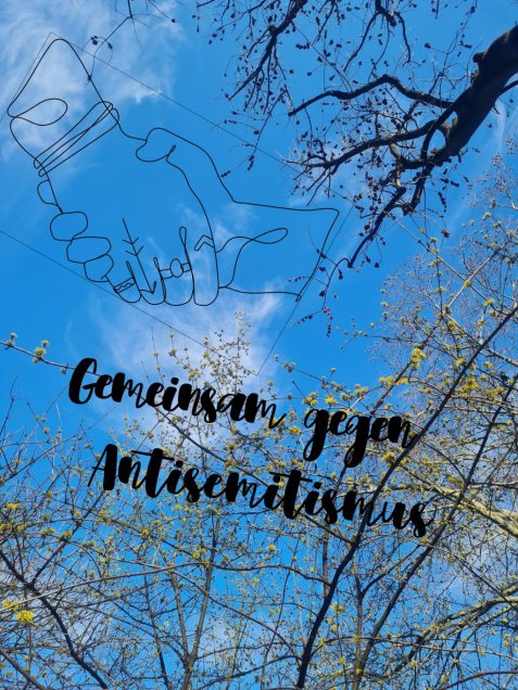 Zwei sich haltende Hände als schwarze Linienzeichnung vor blauem Himmel mit kahlen Baumzweigen und dem Text 'Gemeinsam gegen Antisemitismus'