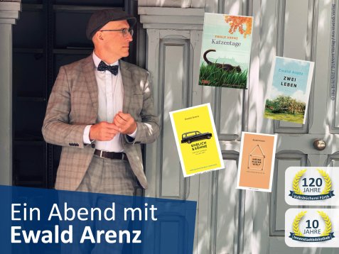 Ewald Arenz im karierten Anzug mit Fliege steht vor einer grauen Tür neben vier Buchcovern und Text 'Ein Abend mit Ewald Arenz'