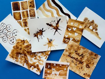 Mehrere handgemalte Aquarellbilder mit Gesichtern, Herzen, Bäumen, Tieren und dem Schriftzug 'café dialoge' auf blauem Hintergrund