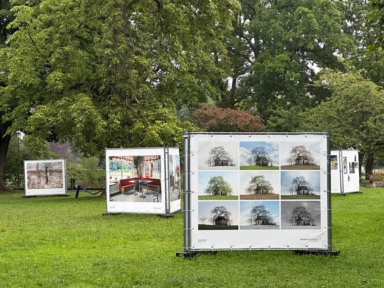 Blick in den Nürnberger Stadtpark mit Bilderinseln 2025