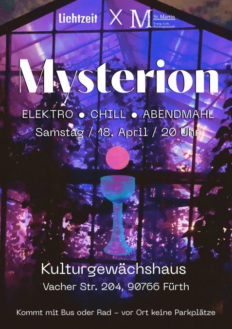 Plakat: Schriftzug Mysterion in einem lila-blau beleuchtetem Gewächshaus