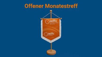 Ein orangefarbener Wimpel mit weißem Fransenrand auf einem Holzständer vor blauem Hintergrund mit dem Text 'Offener Monatstreff' in Orange darüber
