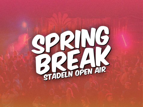 Menschenmenge bei einem Open-Air-Konzert mit dem Text 'SPRING BREAK STÄDELN OPEN AIR' in großer weißer Schrift