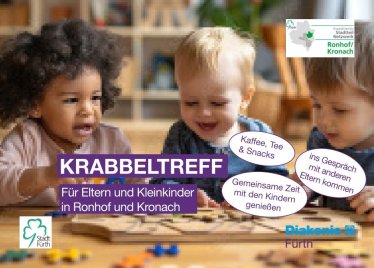 Zwei Kleinkinder sitzen an einem Tisch mit Spielzeug