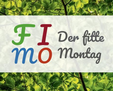 Grüner, roter und blauer Schriftzug mit den Buchstaben F, I, M, O auf weißem Hintergrund vor grünem Blätterdach und der Text 'Der fitte Montag' in schwarzer Schreibschrift.