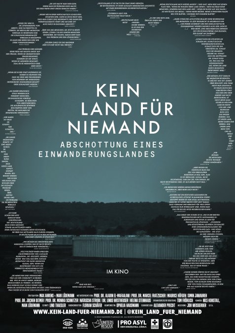 Filmplakat: Schwarz-weiße Typografie mit dem Text 'Kein Land für Niemand Abschottung eines Einwanderungslandes' in der Mitte, umgeben von kleineren Textblöcken, die einen Umriss einer Landkarte bilden
