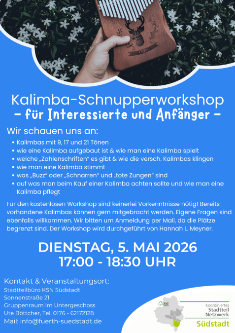 Hand hält braune Kalimba mit Hirschgravur vor grünem Hintergrund mit weißen Blüten, darunter blauer Bereich mit weißer Textankündigung für Kalimba-Schnupperworkshop für Interessierte und Anfänger