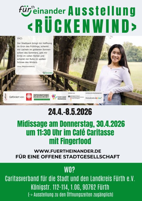 Frau mit weißem Langarmshirt lehnt an einem Holzgeländer im Park neben Bäumen und Wiese, daneben Text zur Ausstellung 'Rückenwind' und Logos von Förderern