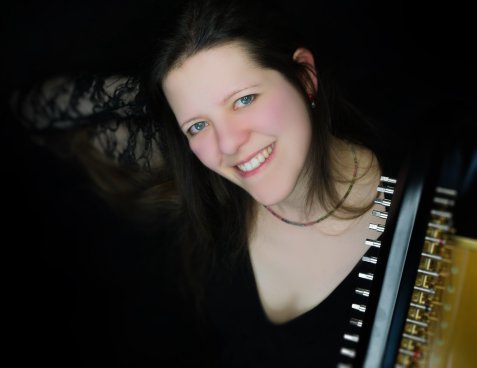 Portraitbild Barbara Fichtner mit Harfe