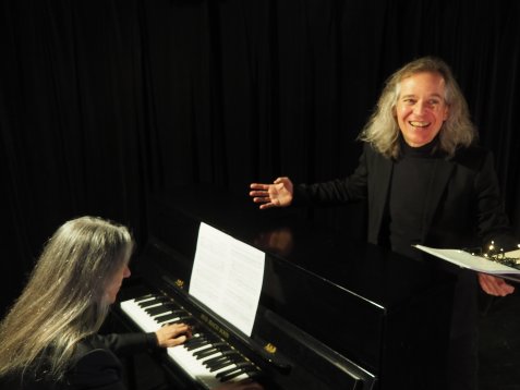 Sirka Schwartz-Uppendieck am Klavier und Michael Herrschel mit Notenblatt