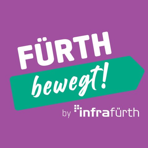 Schriftzug 'FÜRTH bewegt!' in weiß auf grünem Pfeil vor lila Hintergrund