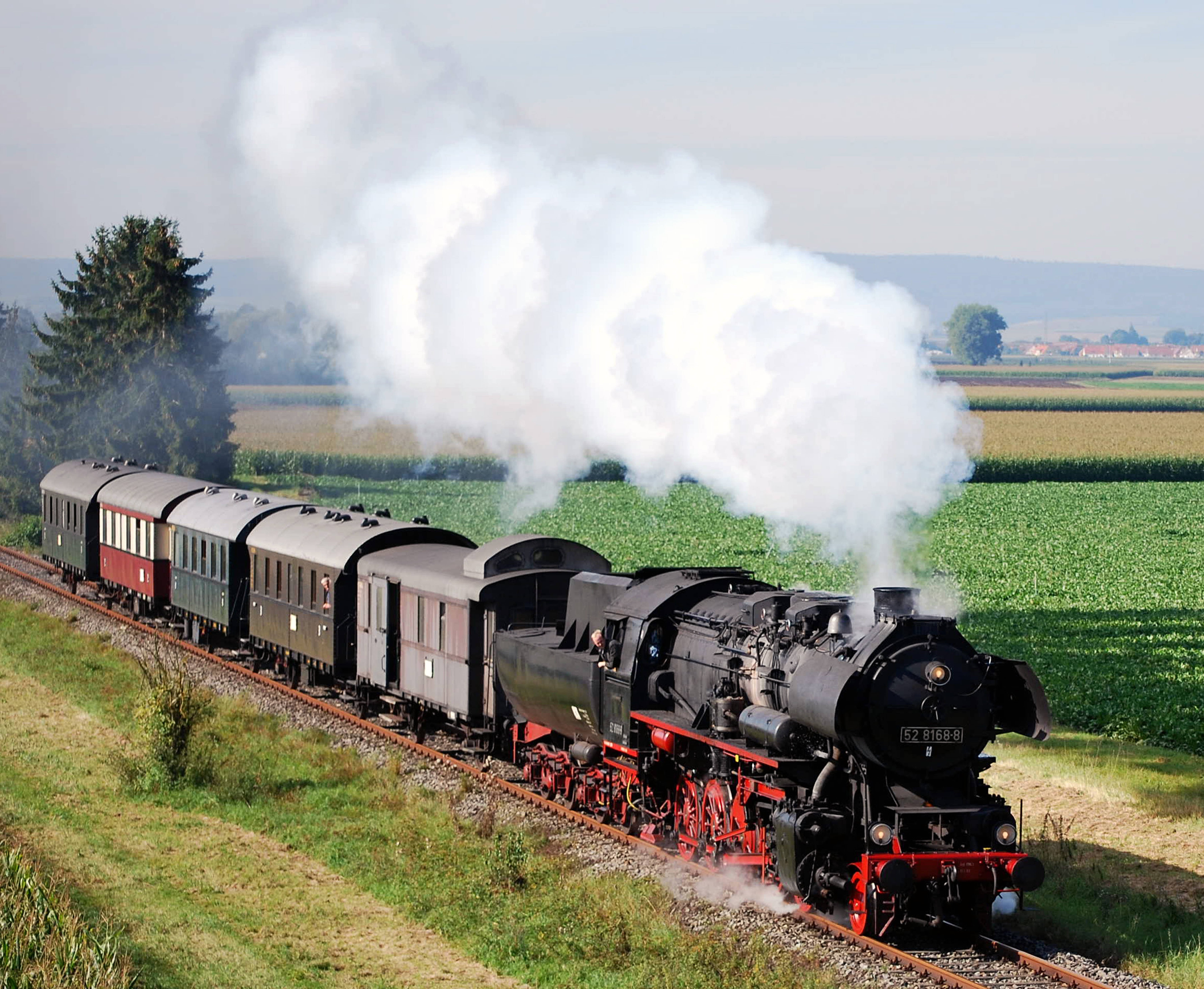 Dampflokomotive 52 8168 mit historischem Sonderzug