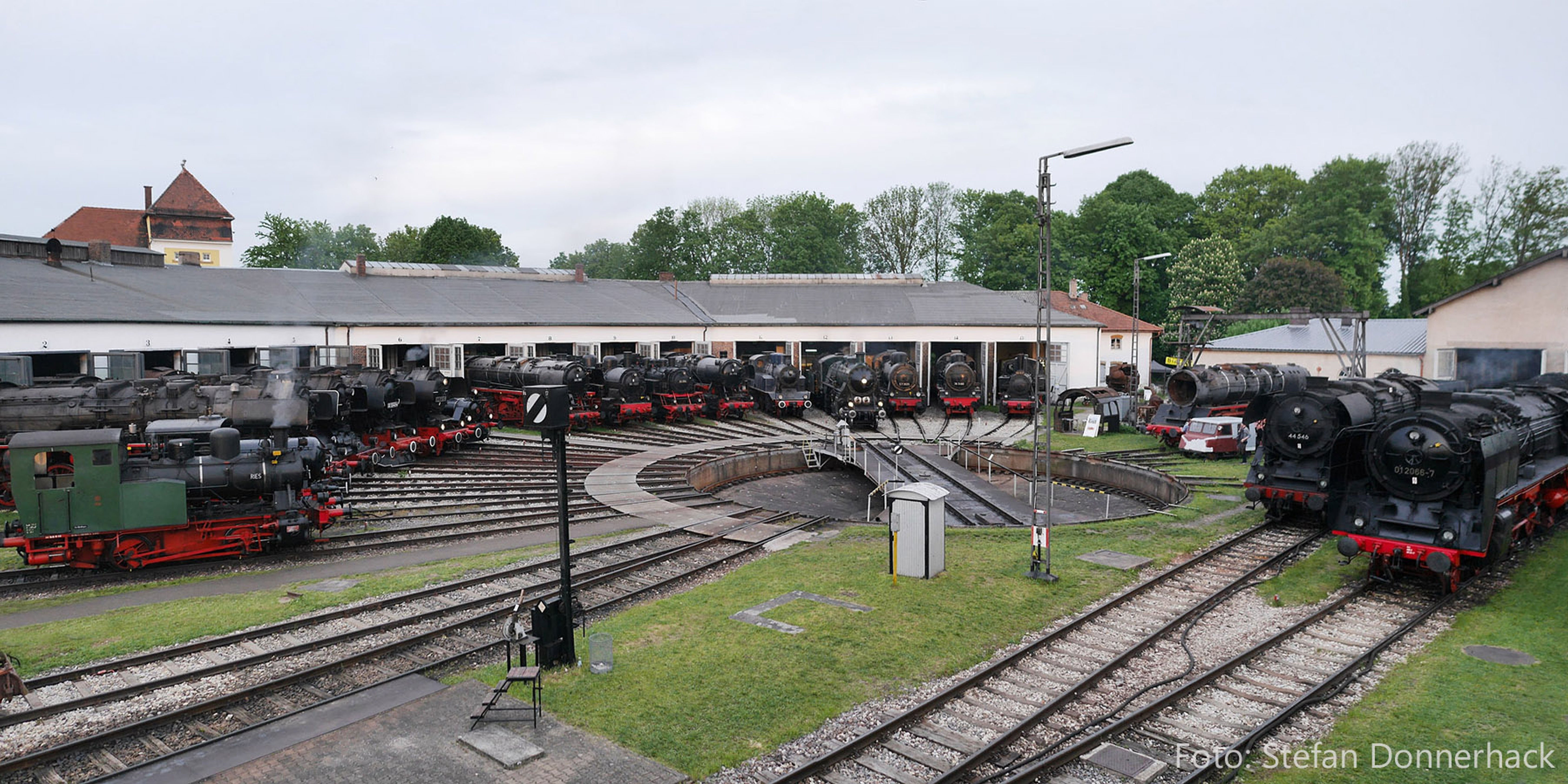 Drehscheibe des Bayerischen Eisenbahnmuseums in Nördlingen mit diversen Dampflokomotiven