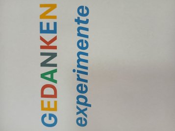 Das Wort 'GEDANKEN' in bunten Großbuchstaben senkrecht und das Wort 'experimente' in blauen Kleinbuchstaben auf weißem Hintergrund