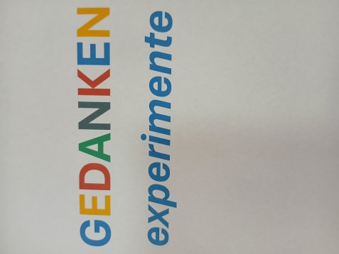 Das Wort 'GEDANKEN' in bunten Großbuchstaben senkrecht und das Wort 'experimente' in blauen Kleinbuchstaben auf weißem Hintergrund