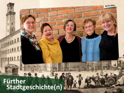 Gruppenfoto der  Autorinnen Petra Mellmann, Susanne Zekai, Beatrice Graef-Sondershaus, Ingrid Sondershaus (Moderation) und Brigitte Stenzhorn vor einer historischen Abbildung des Fürther Rathauses