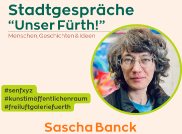 Sascha Banck mit kurzen, gewellten Haaren vor farbigem Hintergrund, umrahmt von einem grünen Kreis