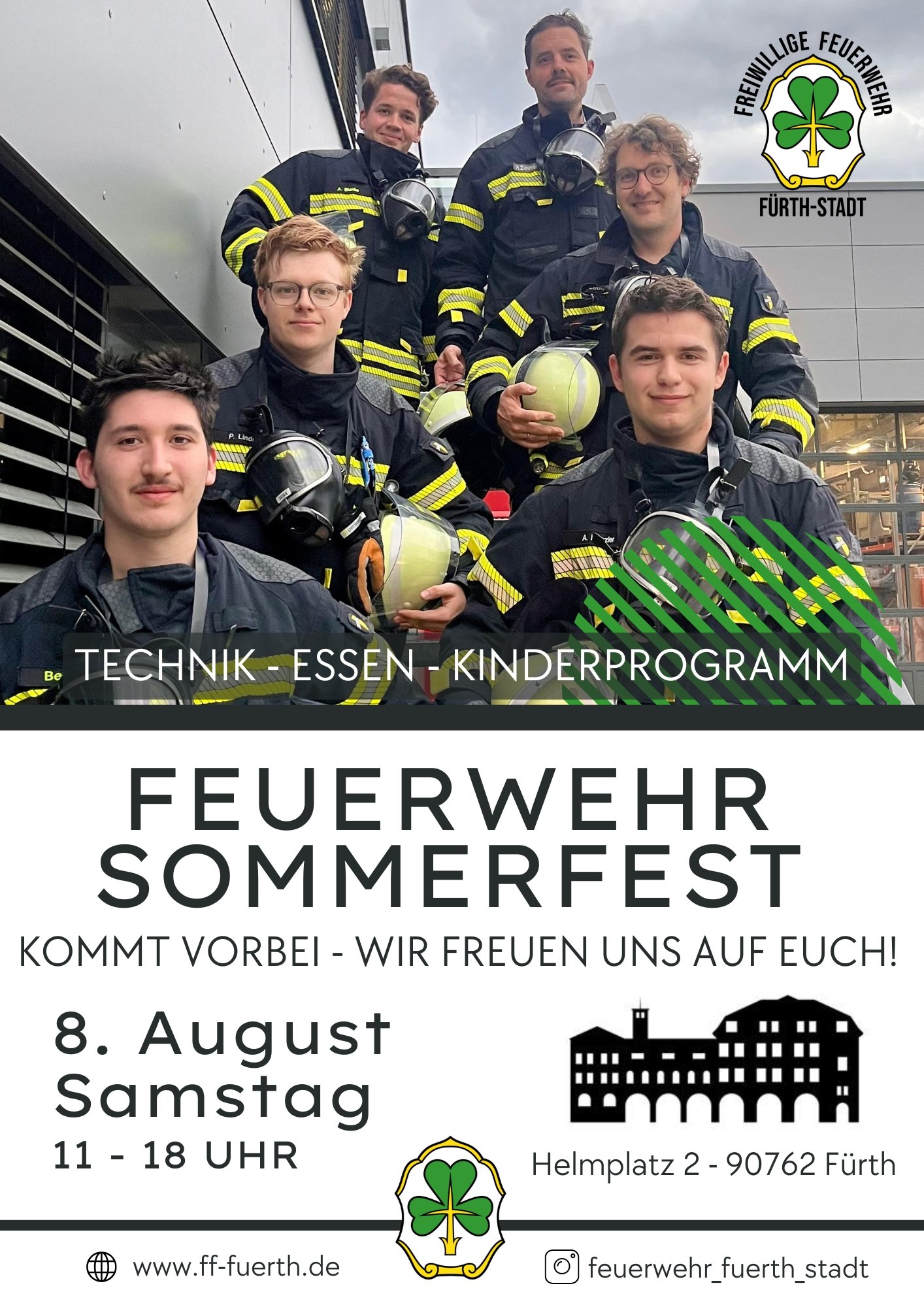 Gruppe von Feuerwehrleuten in Schutzkleidung mit Helmen vor einem Gebäude, rechts oben das Logo der Freiwilligen Feuerwehr Fürth-Stadt