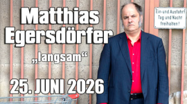 Matthias Egersdörfer mit rotem Hemd und dunklem Sakko vor einer Wand mit vertikalen Streifen neben Text 'Matthias Egersdörfer "langsam" 25. JUNI 2026'