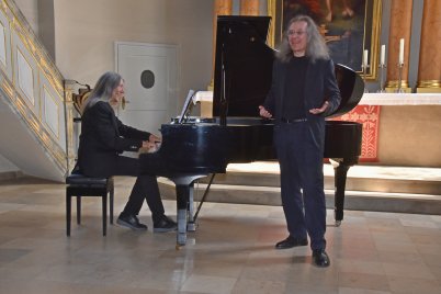 Sirka Schwartz-Uppendieck am Flügel und Michael Herrschel