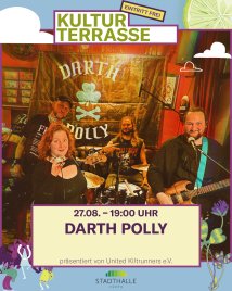 Vier Musiker vor einer Fahne mit dem Schriftzug 'Darth Molly' in einem Raum mit roter Wand und Mikrofonen