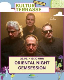 Vier Männer in schwarzer Kleidung vor orangefarbenem Hintergrund, einer trägt Sonnenbrille, darüber Schriftzug 'KULTUR TERRASSE'
