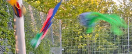 Bunte Tücher und Schleuderbälle wehen und fliegen durch die Luft.