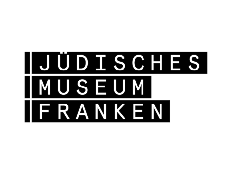 Logo des Jüdischen Museums Franken in weißer Schrift auf schwarzen Balken.