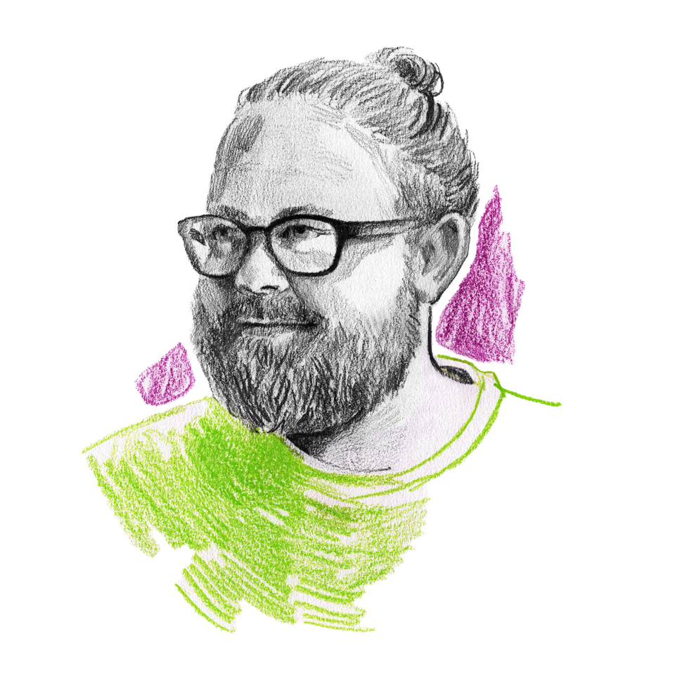 Bleistiftzeichnung eines Mannes mit Brille, Bart und zusammengebundenem Haar, farbig akzentuiert mit grüner und pinker Schraffur.